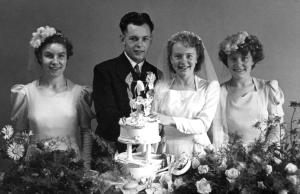 Dennis and Betty Manterfield with bridesmaids Billie and Joyce (21 Aug 1948)